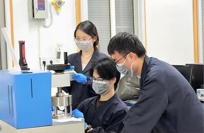 攻克世界難題，中國自主研發出無氟沖鋒衣面料